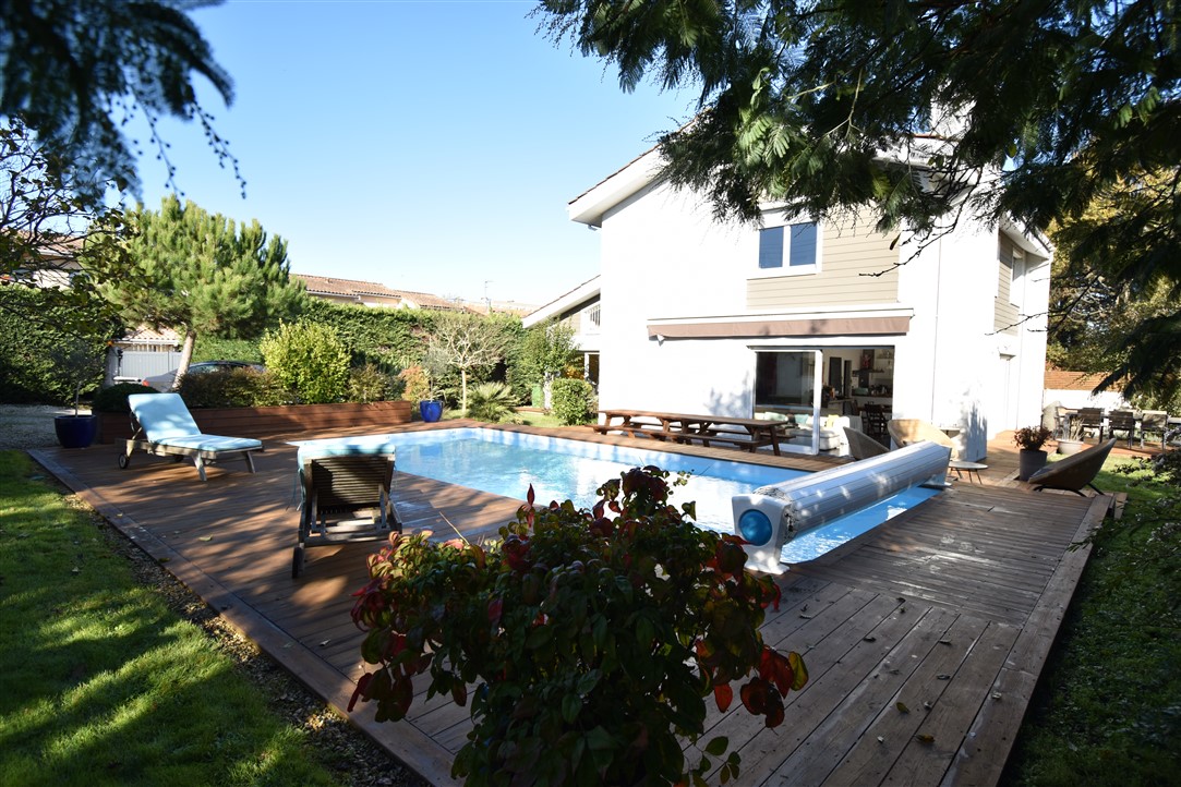 Très belle maison d’architecte Eysines – limite Caudéran – piscine, parking, garage
