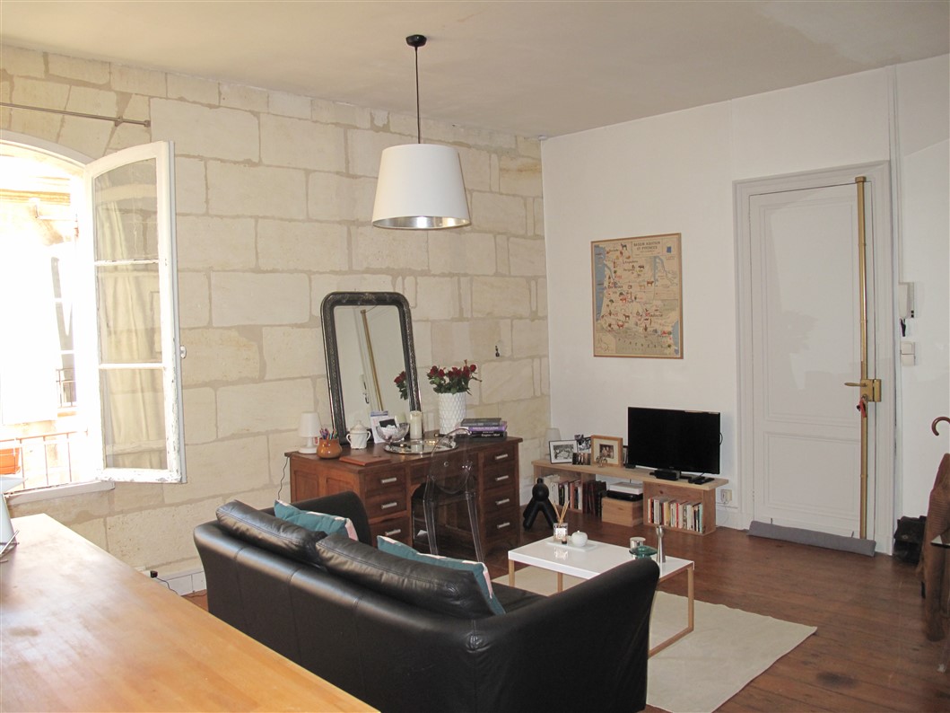 Appartement dernier étage - Immeuble en pierre Bordeaux